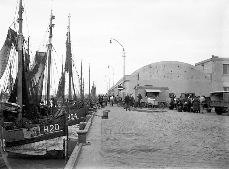 Drukke bedrijvigheid op de kade aan het nieuwe vismijngebouw, ca. 1935 